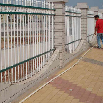 山西垚来丝网灵活性强经济易组装的锌钢护栏厂家