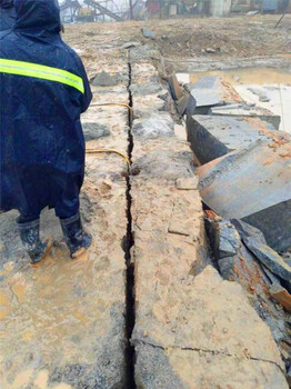 德格場地巖石很硬不能放炮用什么機械靜態(tài)分裂深度