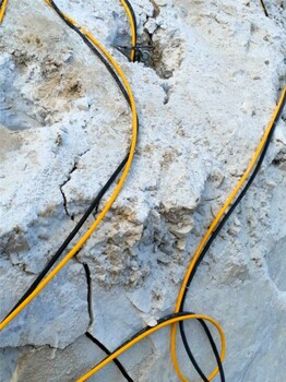 涵洞開挖破裂石頭不能放炮液壓機械扶鳳降低人工