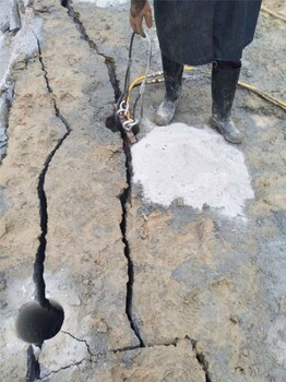 永善工程基坑開挖遇硬石頭挖機破碎錘打不動又不能爆破