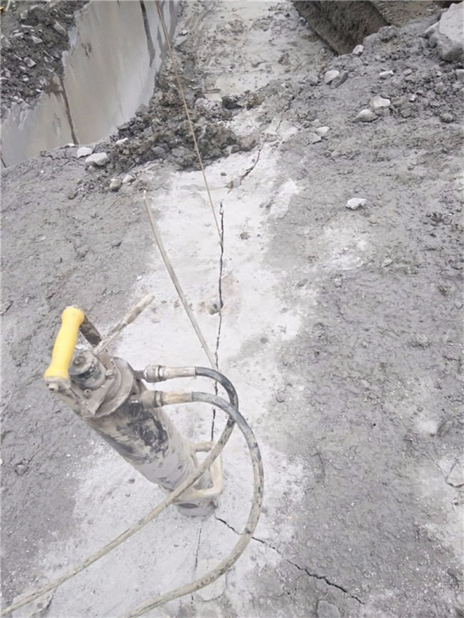 温州石灰石开采可以代替放炮破碎锤的机器现场工地