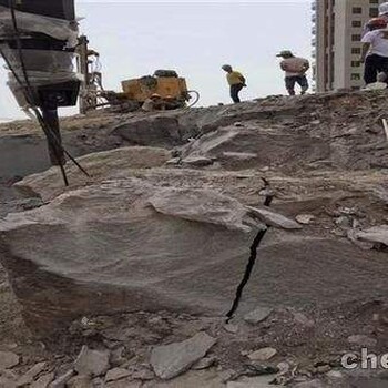公路擴(kuò)建破裂石頭的機(jī)器拆除方法