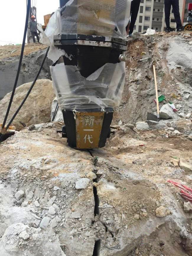 冊(cè)亨公路二次改建開硬石頭大型液壓劈裂機(jī)