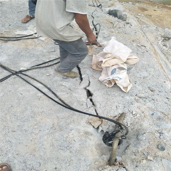 米脂挖机打不动岩石开采液压裂石破石方法
