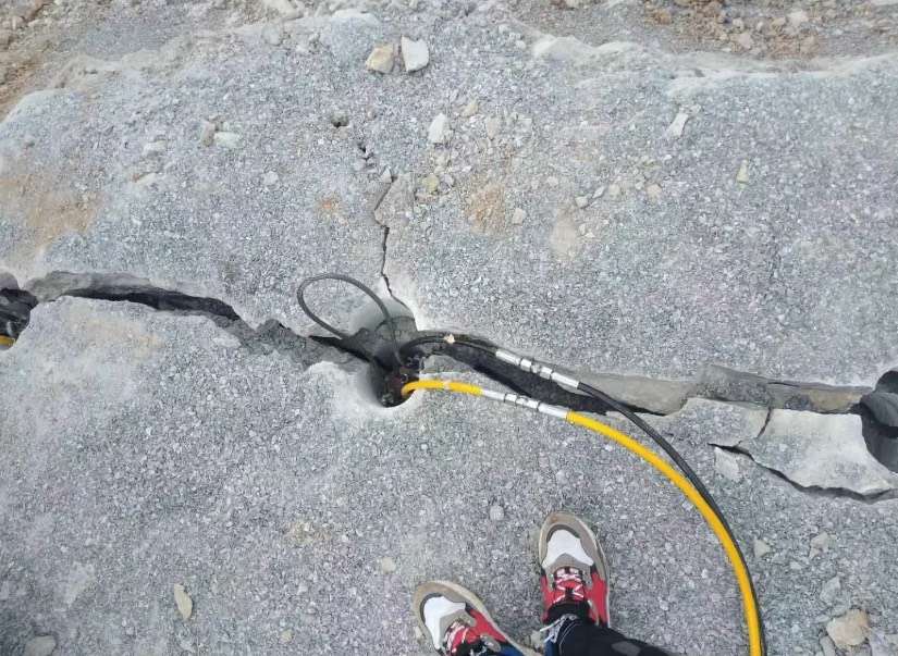 宜春開挖巖石基坑液壓碎石大型開山劈石機(jī)