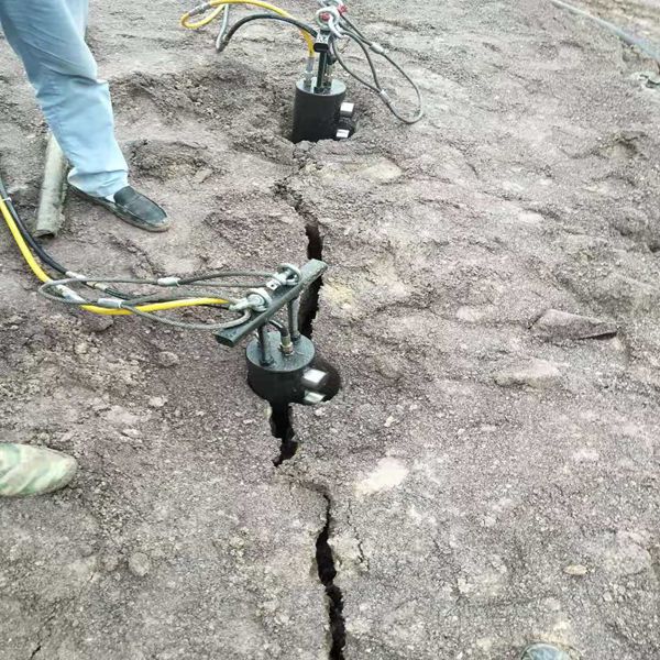 建甌劈裂機(jī)巖石劈裂器劈石布孔方式
