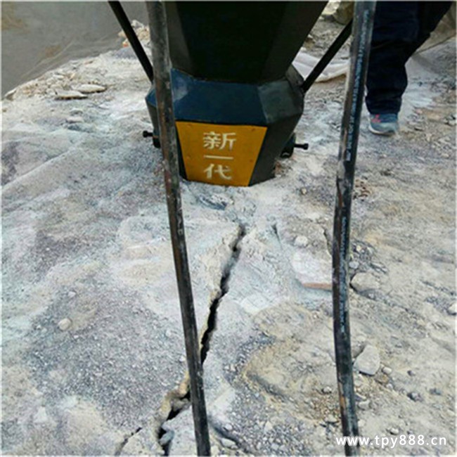 巖石靜態(tài)爆破新技術(shù)愚公斧劈裂機