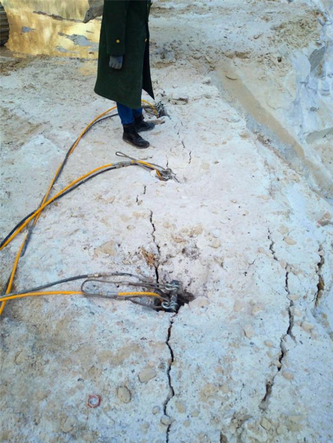 高昌區(qū)道路兩邊拓寬用液壓劈裂機(jī)開采效率