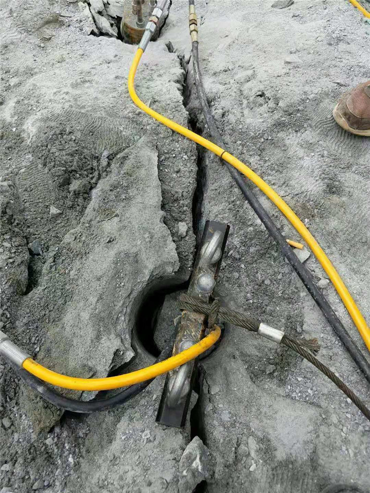 順昌河道擴建挖掘破碎硬石頭的機器技術(shù)分析