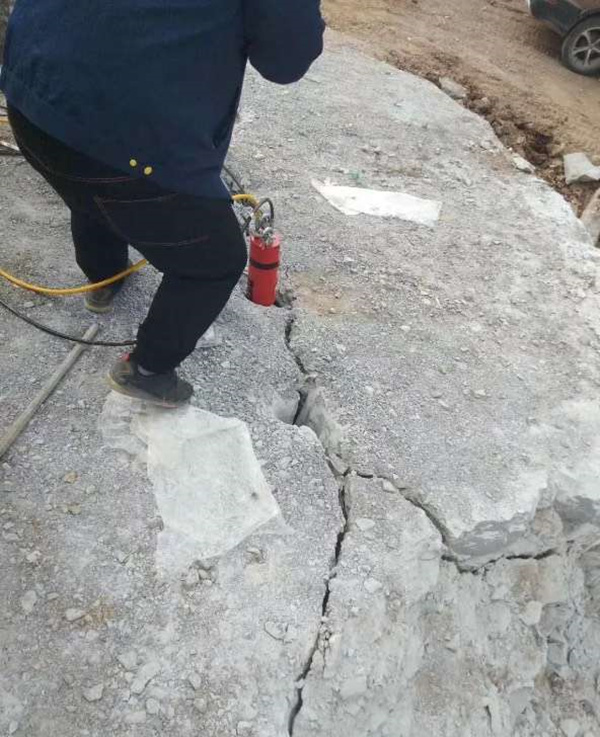 都江堰挖機(jī)炮錘打不動(dòng)比破碎錘開采石頭速度快的機(jī)器可靠