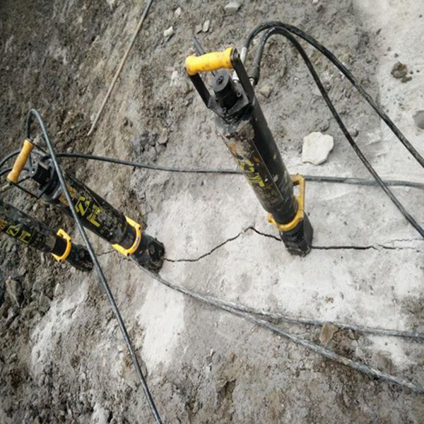 禹城地基堅硬石頭炮錘打不動劈裂機歡迎您