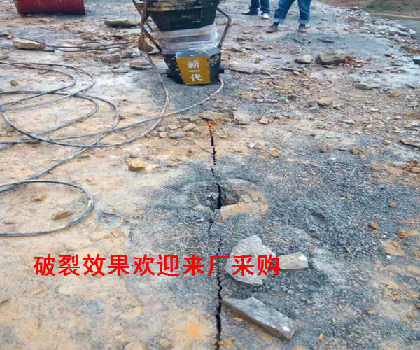 諸城場(chǎng)地平整破石裂石機(jī)比炮機(jī)快成本低能用多久
