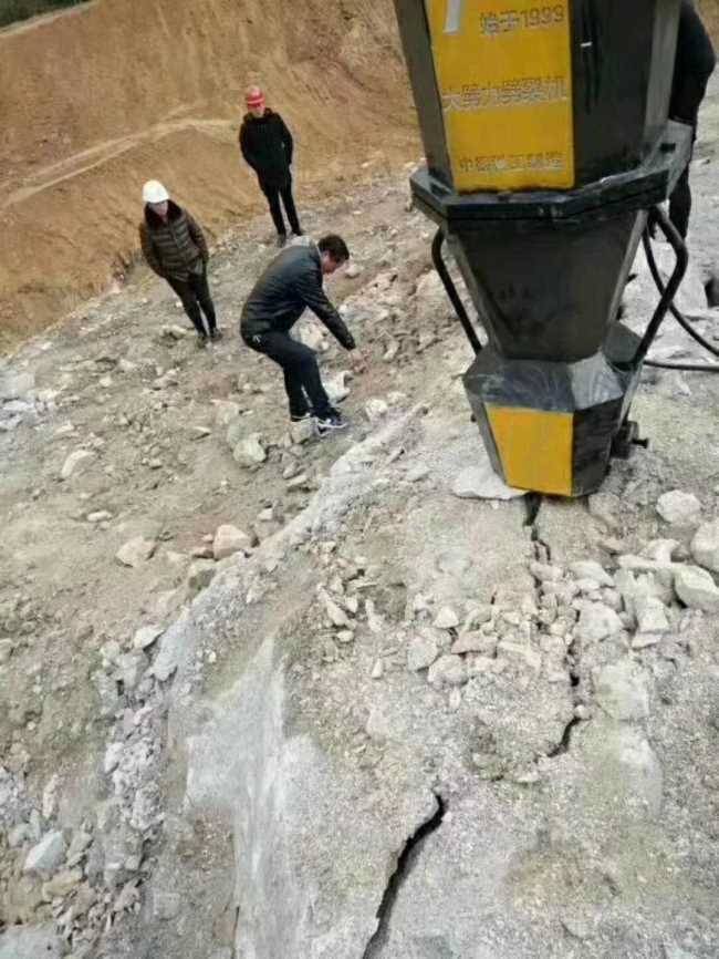 高昌區(qū)道路兩邊拓寬用液壓劈裂機(jī)開采效率