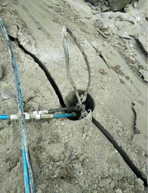 禹城地基堅硬石頭炮錘打不動劈裂機歡迎您