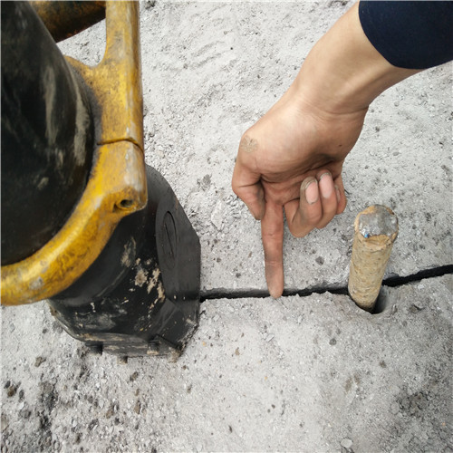 都江堰挖機(jī)炮錘打不動(dòng)比破碎錘開采石頭速度快的機(jī)器可靠