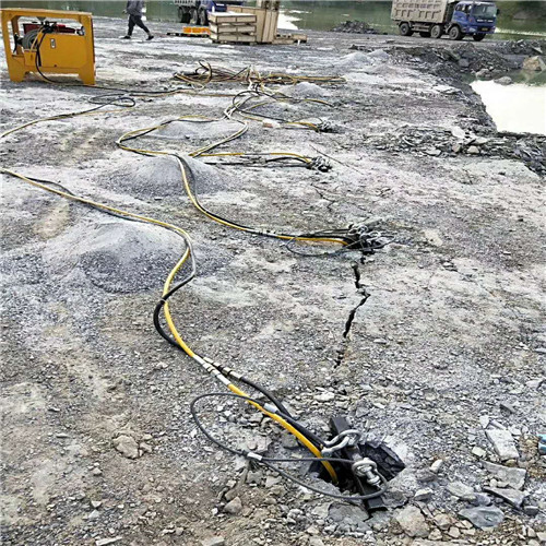 下花園區(qū)修路遇到石頭不能放炮用劈裂棒_不能爆破設(shè)備好用嗎