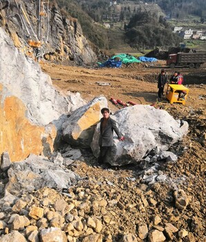 四川修建铁路破石方的设备使用情况