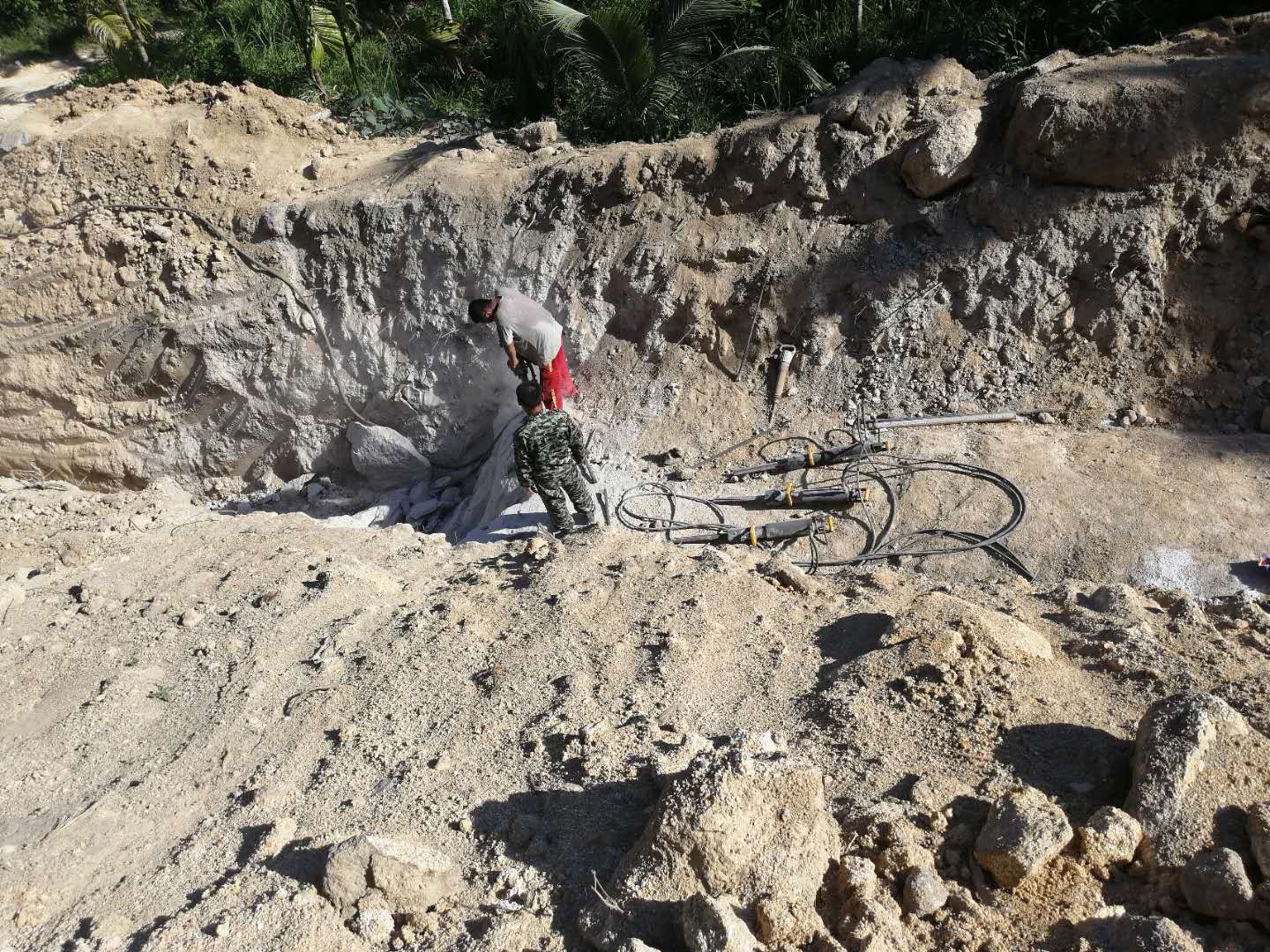 海南路基开采无声破裂石头胀.