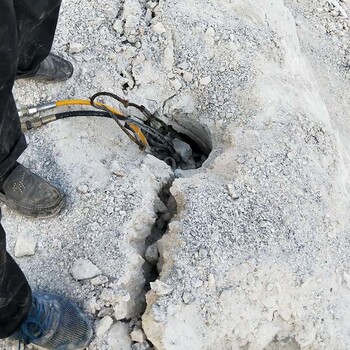 南岳区路面破拆小型劈裂机解决矿山难题