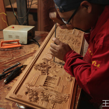 上海红木沙发报价王义红木交趾黄檀沙发精心镂雕,大红酸枝餐桌