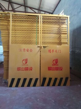 廠(chǎng)家施工電梯防護(hù)門(mén)施工電梯安全門(mén)圖片