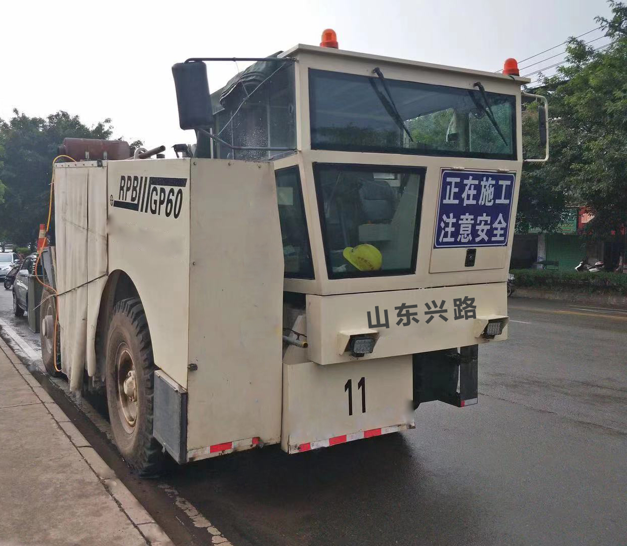 浙江供应水泥路面共振破碎机__兴路重工科技