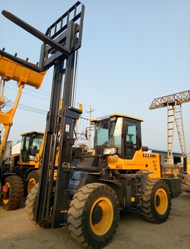 中首重工廠家四驅(qū)越野叉車價格優(yōu)惠ch