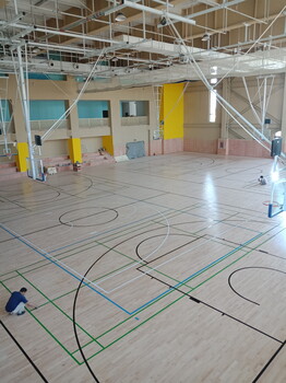 长春吉奥篮球木地板老旧地板翻新国际蓝联认证,舞台教室