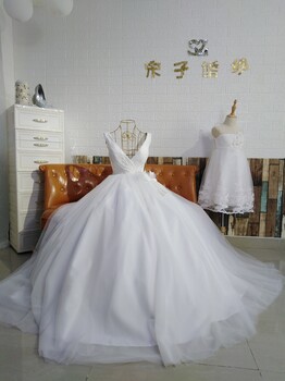 有格调的婚纱，可以多种方式呈现美。