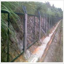 桥下防护栅栏_铁路护栏网_通线防护栅栏-赛喆丝网