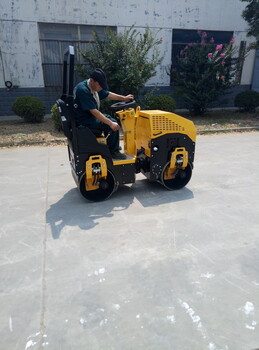 2噸壓路機(jī)廠家貨到付款柴油雙驅(qū)雙振全液壓小型壓路機(jī)