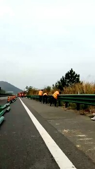 高速公路波形护栏板安装