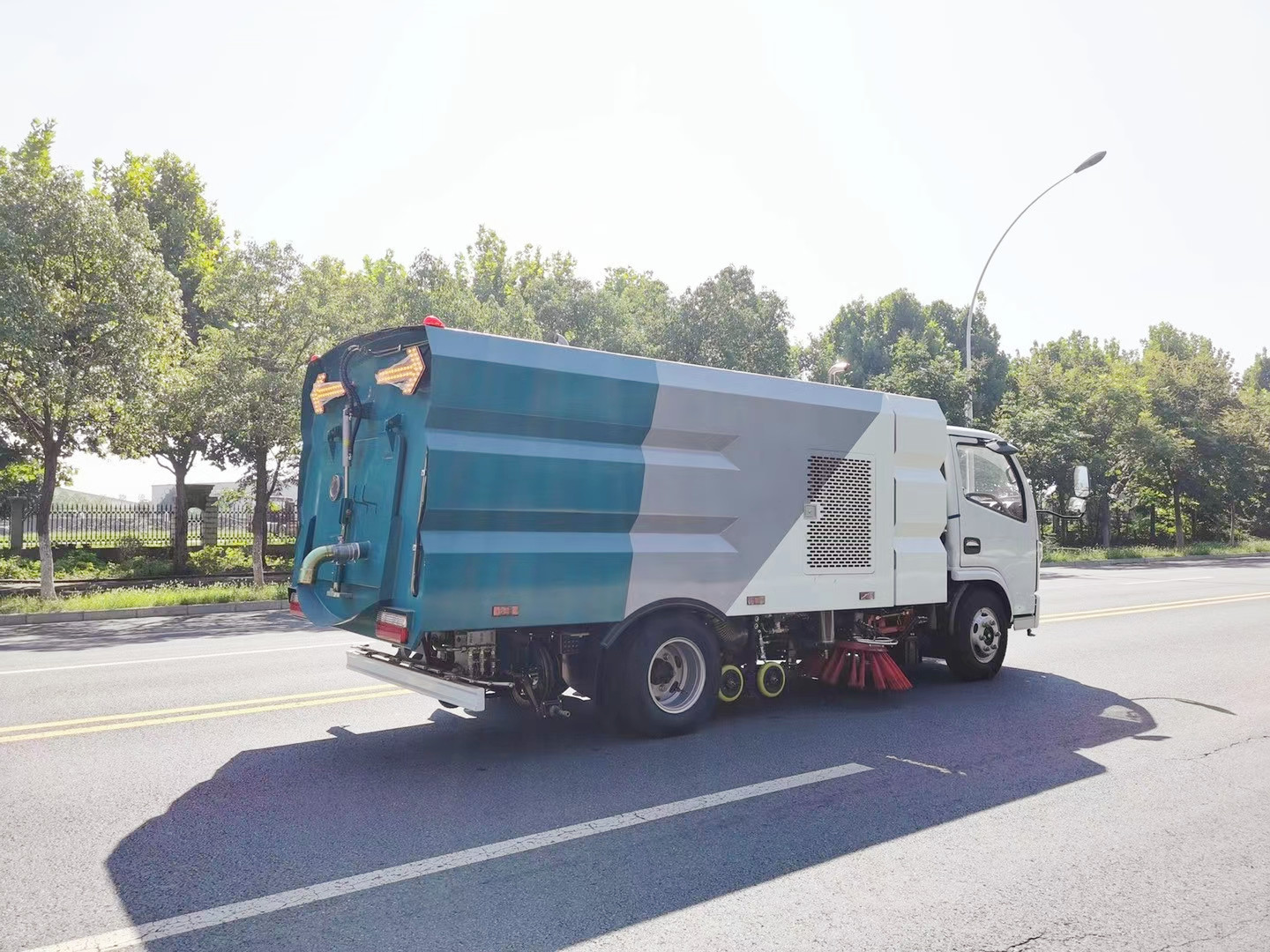 东风国六多功能扫路车环卫扫路车路面吸尘车价格
