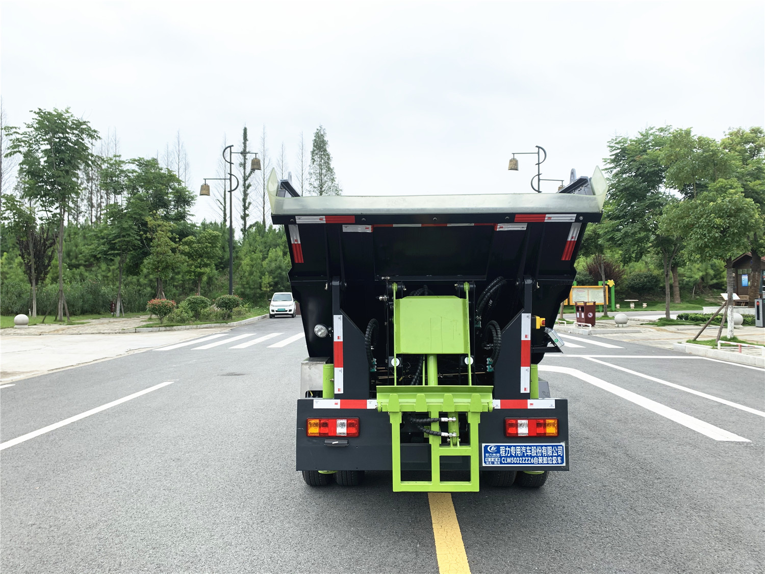 东风国六后挂桶垃圾车摆臂式垃圾车自卸垃圾车价格