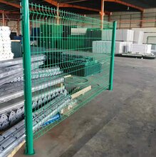 铁路封闭网/道路护栏网/桃型柱护栏网/小孔家用护栏价格图片