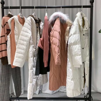 品牌折扣一手貨品一線璞秀PUXIU冬裝浪漫款式，中國(guó)佳都市女裝品牌
