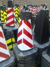 郑州橡胶路锥生产厂家塑料反光锥警示柱雪糕桶批发