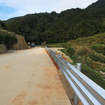 批发Q235喷塑护栏板喷塑两波三波波形护栏高速道路双侧防撞栏