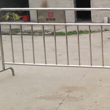 道路护栏隔离栏交通安全设施工地施工路障可移动铁马护栏围栏图片