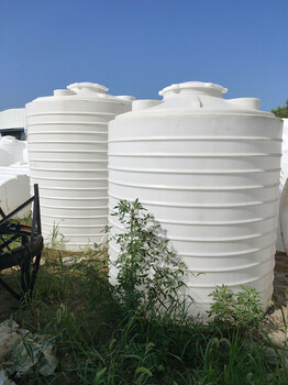 黄冈5吨塑料储水桶5吨PE塑料水罐放在房顶上使用