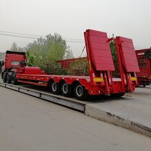 液压爬梯低平板半挂车新车定做图片