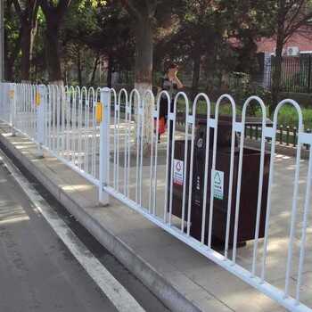 交通護(hù)欄+公路隔離護(hù)欄廠家+標(biāo)牌欄桿護(hù)欄