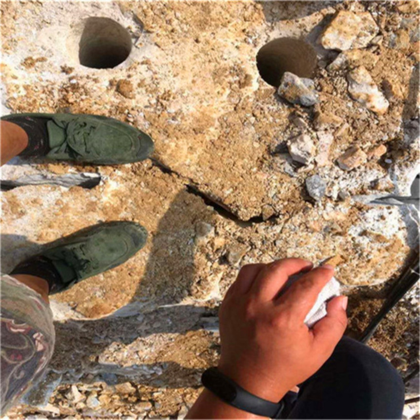 陕西镁石矿大型劈裂棒岩石