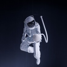 酒店大堂展厅悬挂吊饰现代风太空宇航员软装艺术品高端定制系列晶悦透明雕塑