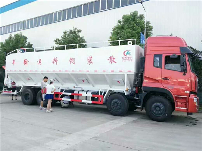 大容量饲料喂料车