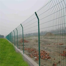 公路铁路隔离防护双边丝护栏网圈地果园养殖铁丝护栏网双边丝围栏网