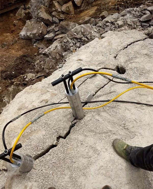 秦皇岛挖地基坚硬岩石破碎用液压劈裂机裂石棒施工视频