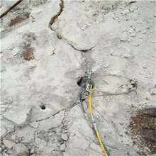 吐鲁番地区矿山硬岩石钩机打不动用什么机器裂石成本低图片