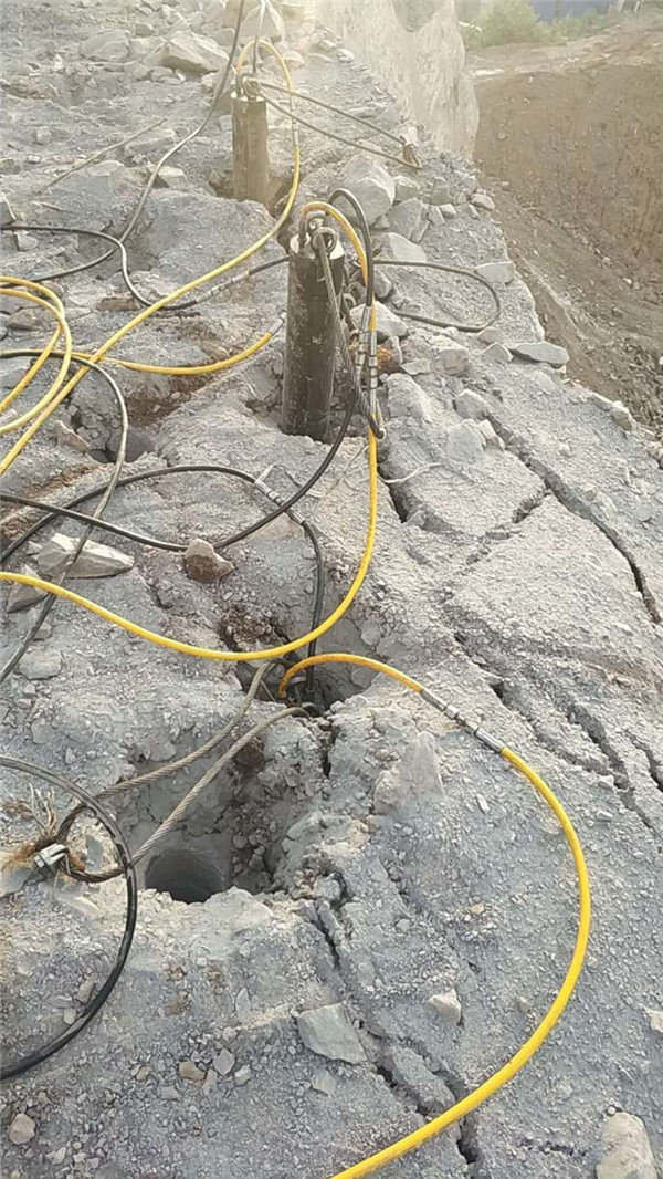 矿山岩石劈裂设备劈裂施工现场兴安盟