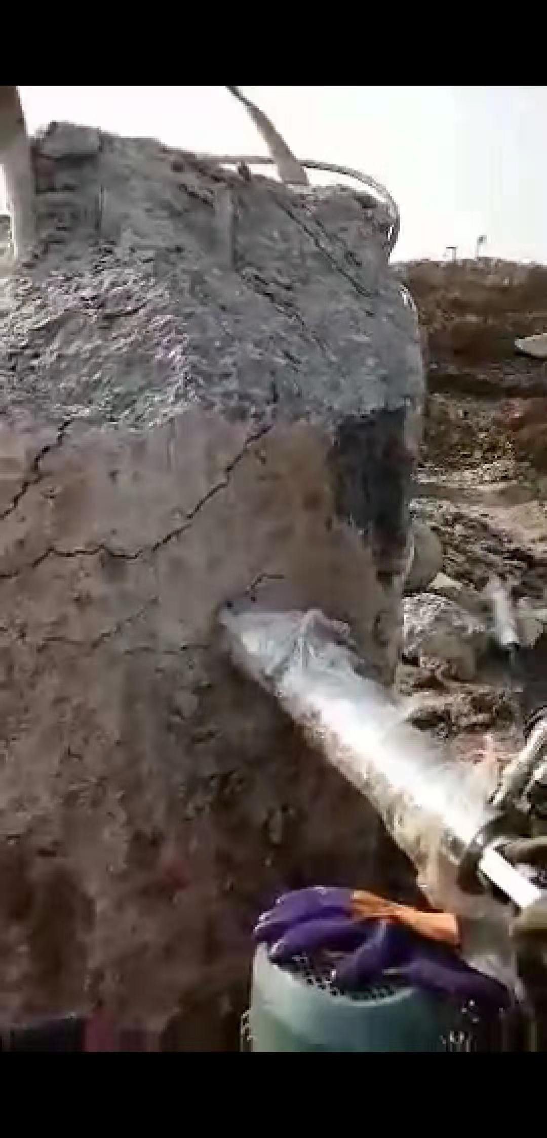 广州公路边坡破除挖掘机挖不动打石头分石机